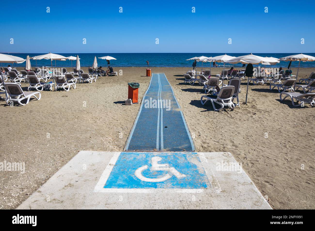 Accesso per disabili sulla spiaggia di Mackenzie nella città di Larnaca, paese isola di Cipro Foto Stock