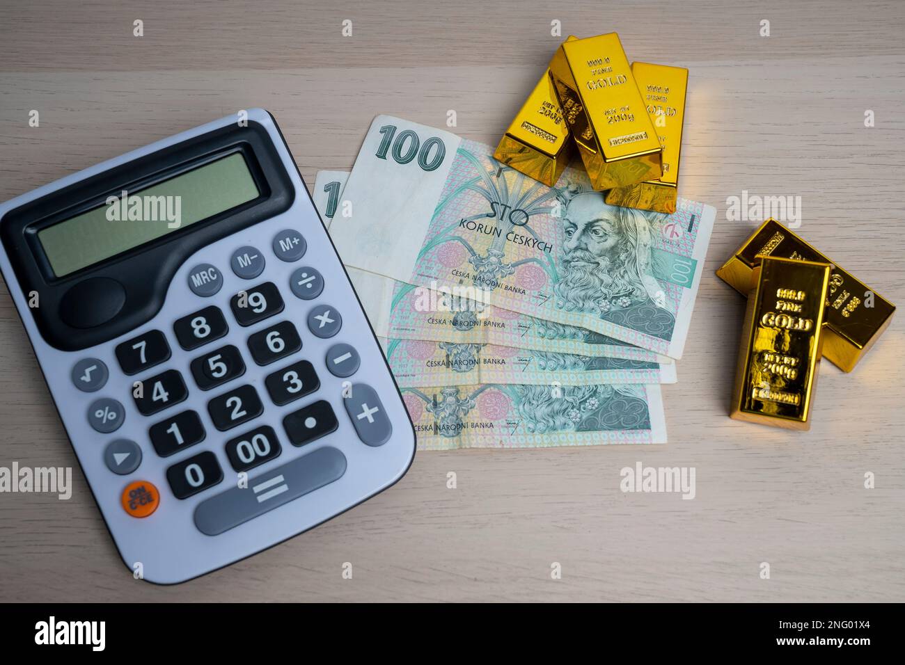 Banconota da 100 korun di carta della Repubblica ceca. Moneta ceca, gold bar e calcolatrice. Moneta europea. Foto Stock