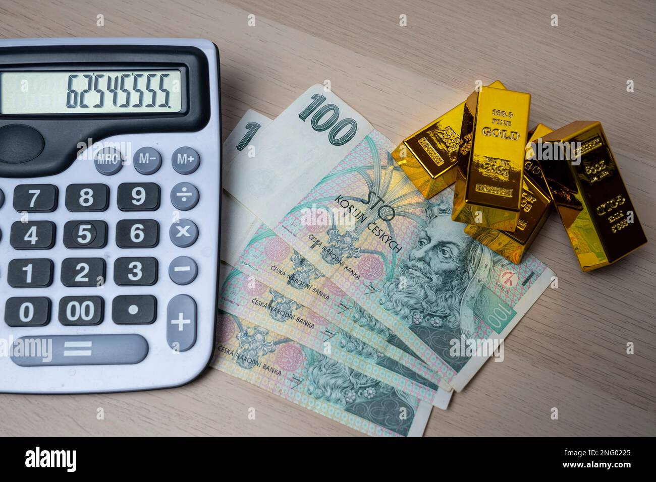 Banconota da 100 korun di carta della Repubblica ceca. Moneta ceca, gold bar e calcolatrice. Moneta europea. Foto Stock