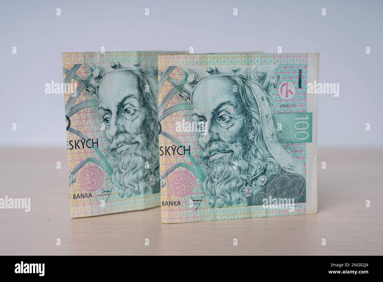 Banconota da 100 korun della Repubblica ceca. Ritratto di Re Karel IV o Carlo IV in denaro ceco. Moneta europea. Foto Stock