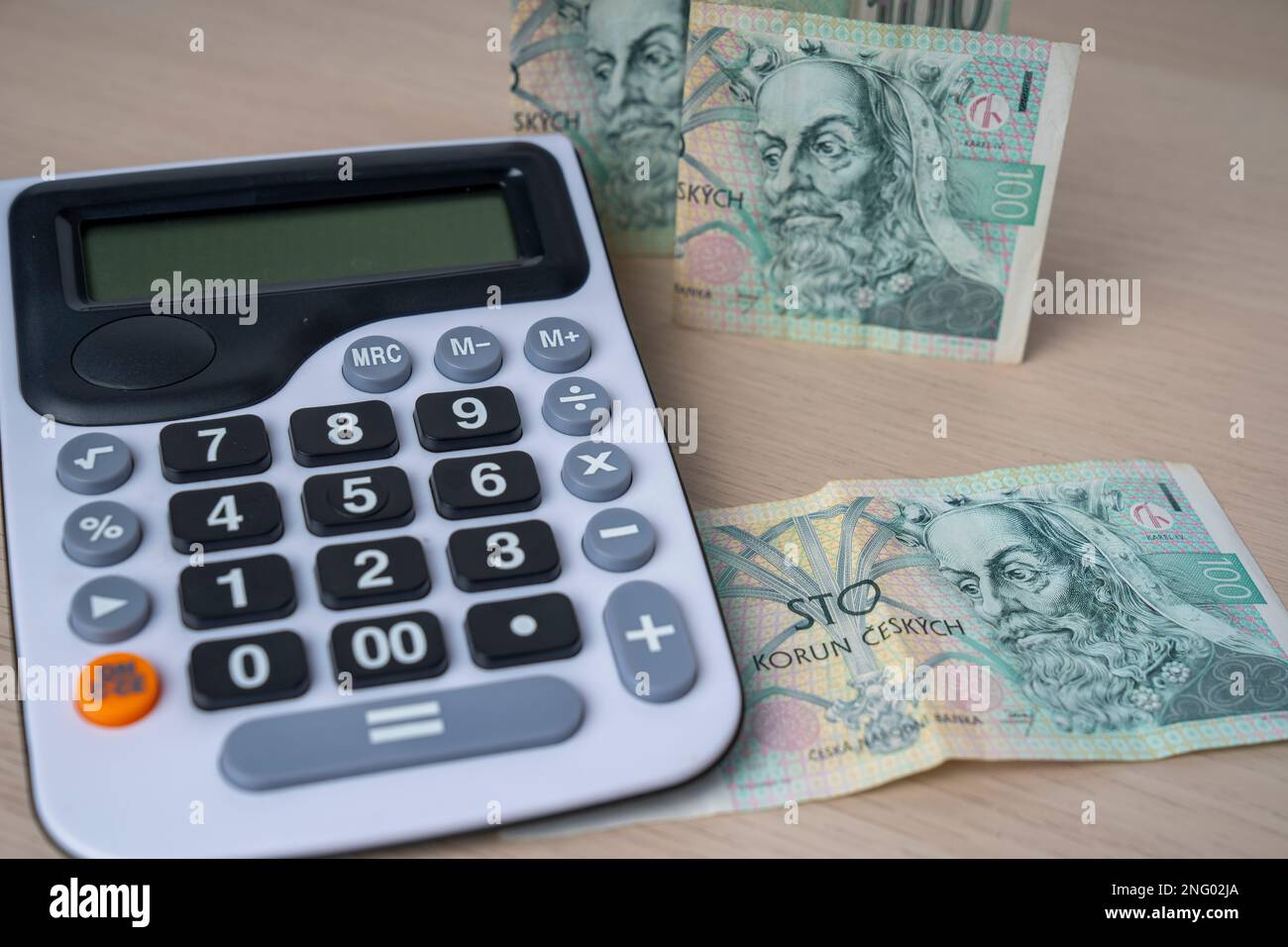 Banconota da 100 korun della Repubblica ceca. Ritratto di Re Karel IV o Carlo IV in denaro ceco. Moneta europea. Foto Stock