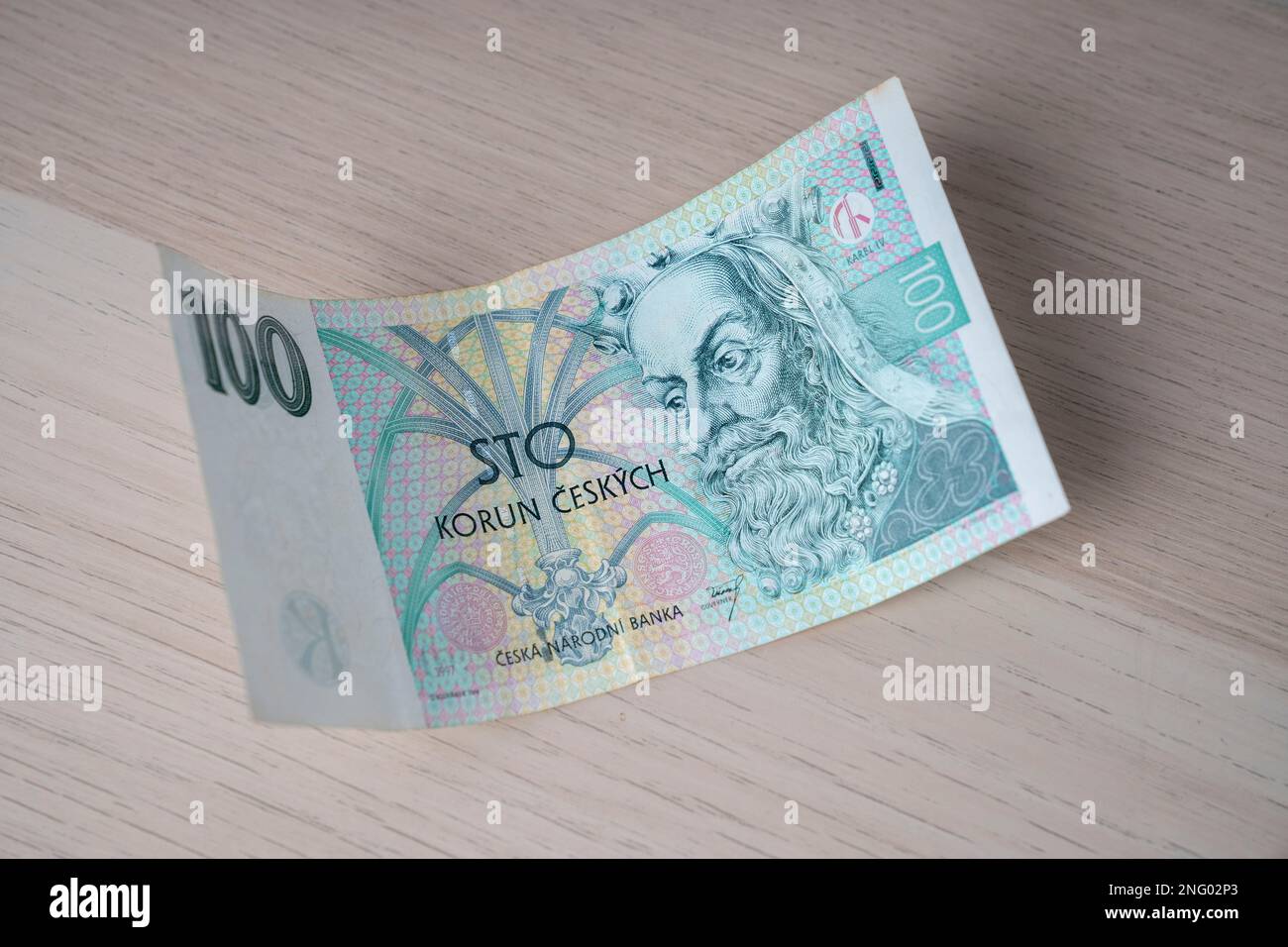 Banconota da 100 korun della Repubblica ceca. Ritratto di Re Karel IV o Carlo IV in denaro ceco. Moneta europea. Foto Stock