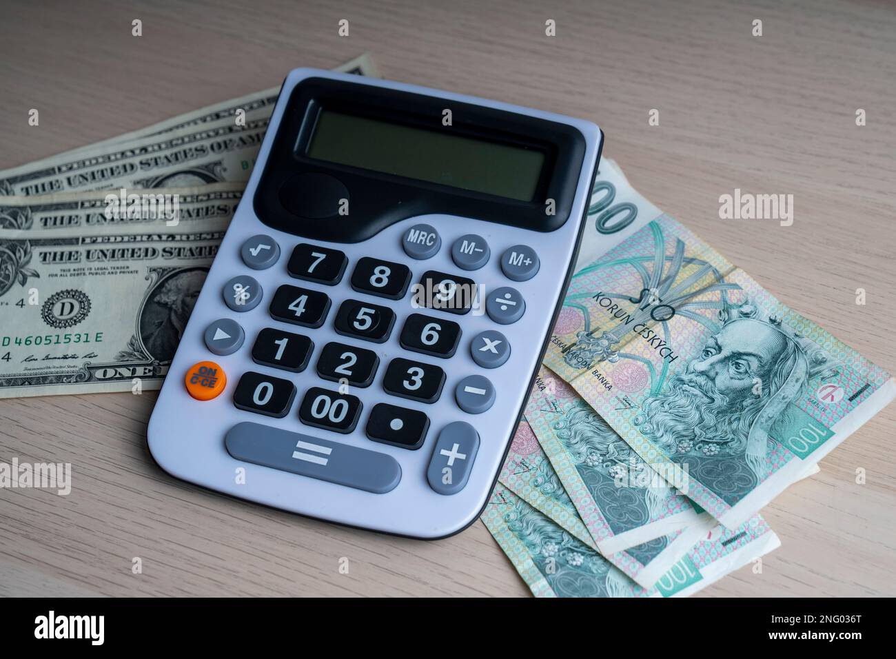 Banconota da 100 korun e 1 USD. Valuta ceca e calcolo della valuta calcolatrice. Foto Stock