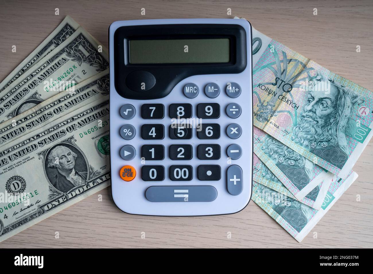 Banconota da 100 korun e 1 USD. Valuta ceca e calcolo della valuta calcolatrice. Foto Stock