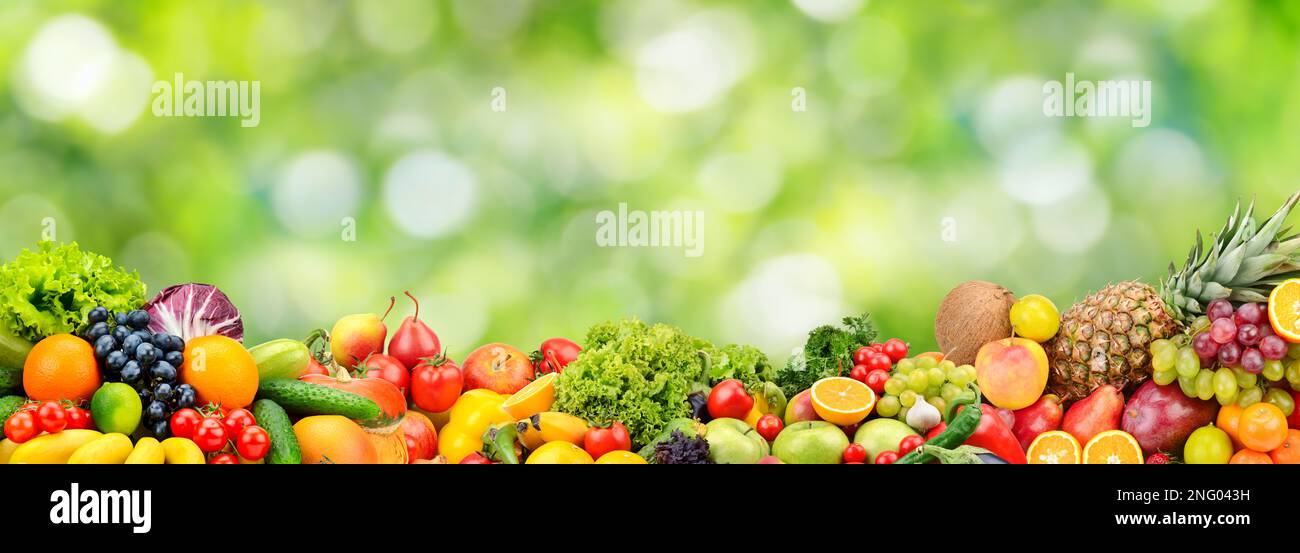 Mirtilli, verdure, frutta isolata su sfondo verde. Foto Stock