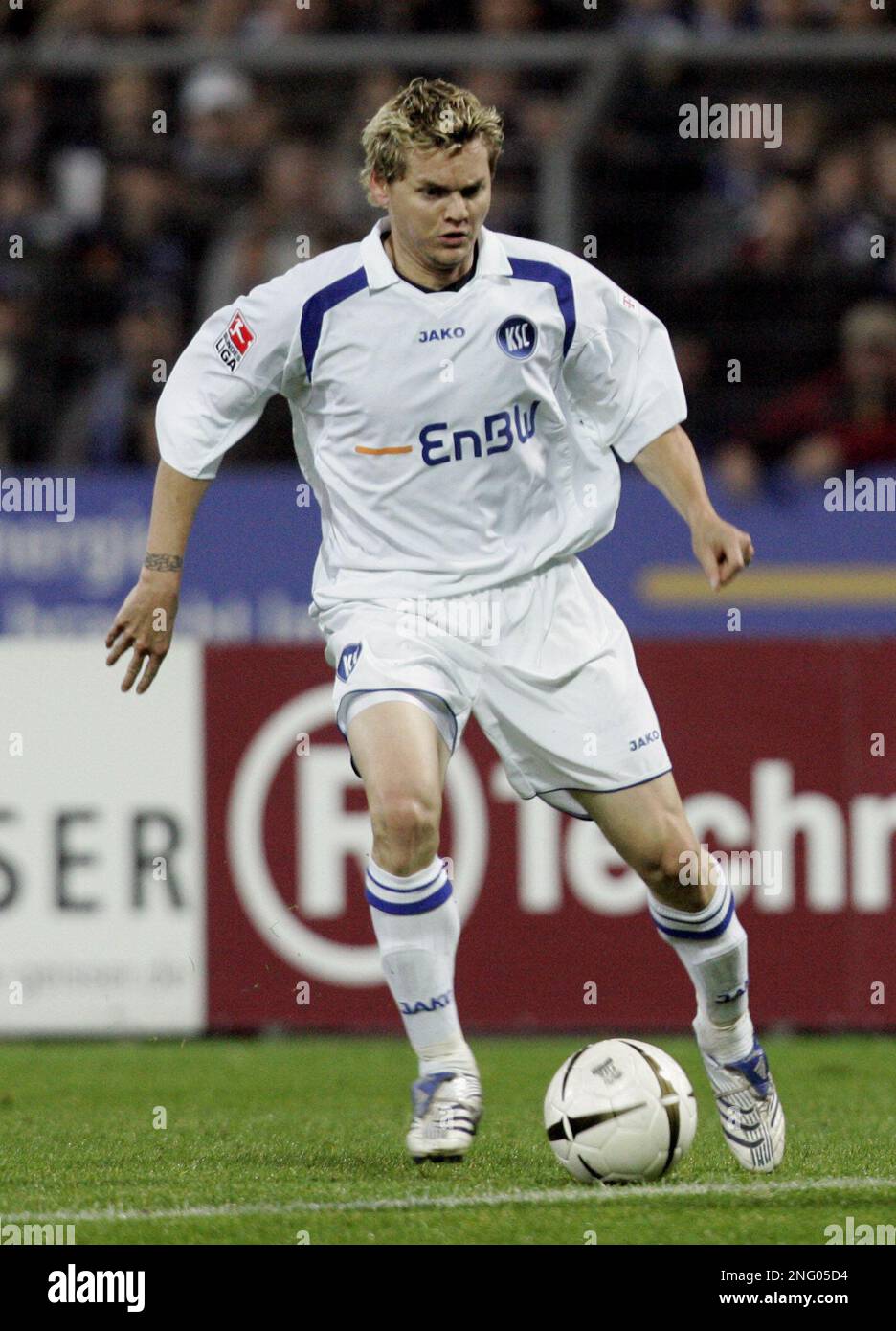 Karlsruhe's Maik Franz goes for the ball during the German first division Bundesliga soccer match between Karlsruher SC and Hertha BSC Berlin in Karlsruhe, Germany, on Friday, Nov. 23, 2007. Karlsruhe won 2-1. (AP Photo/Winfried Rothermel) Foto Stock
