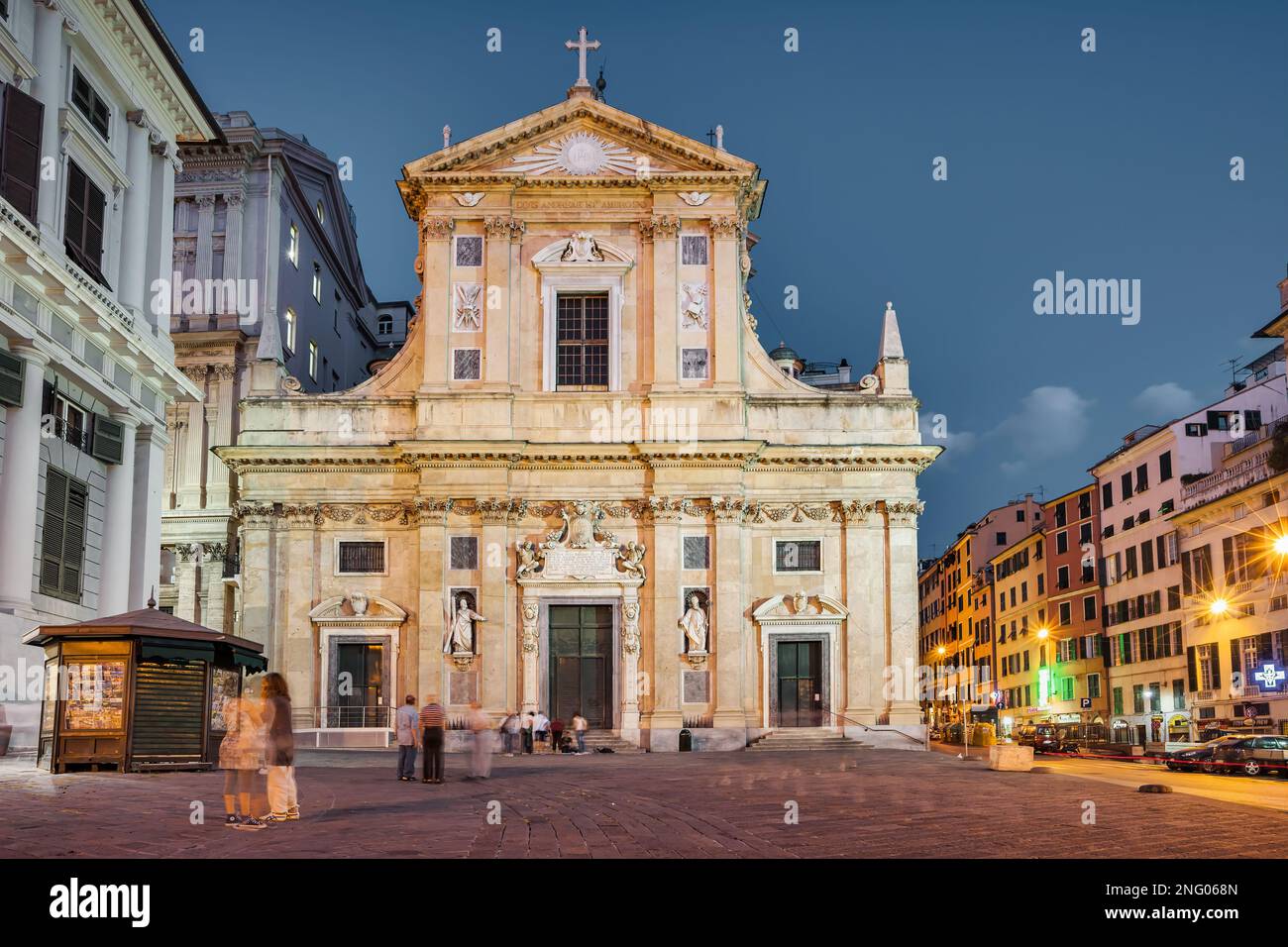 Chiesa del Gesù e dei Santi Ambrogio e Andrea chiesa di Genova di notte. Foto Stock