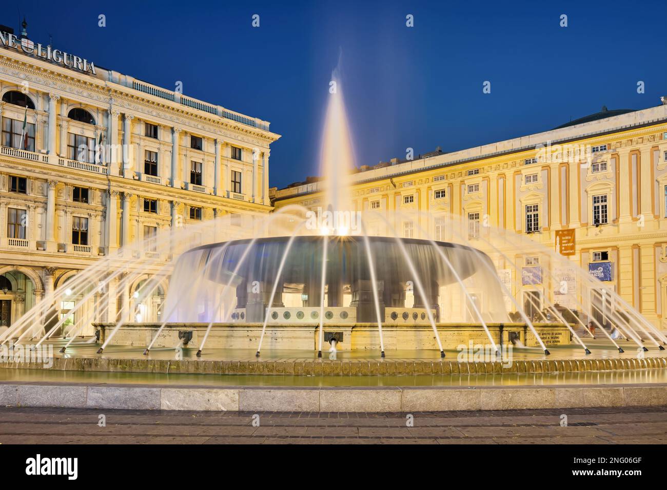 Fontana in Piazza de Ferrari nel centro di Genova Italia di notte. Foto Stock