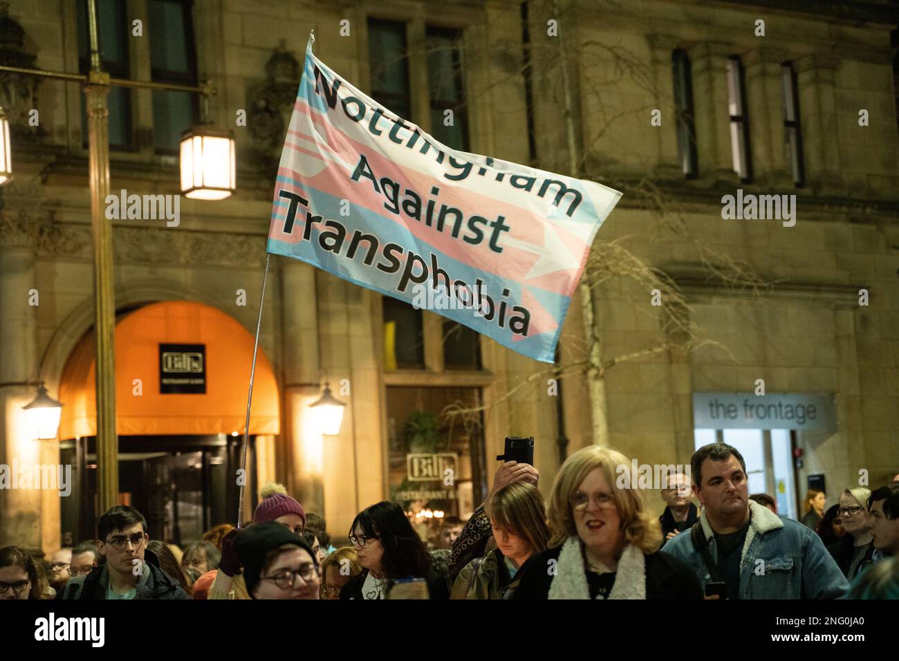 Nottingham, Regno Unito, 17th Febbraio 2023 , la gente partecipa ad una veglia in memoria di Trans teen Brianna Ghey, la comunità LGBTQ+ e gli alleati si riuniscono dopo l'omicidio del 16 anni Credit: Paul Smith/Alamy Live News Foto Stock