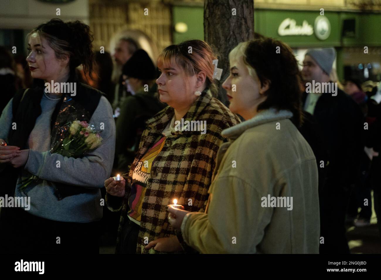 Nottingham, Regno Unito, 17th Febbraio 2023 , la gente partecipa ad una veglia in memoria di Trans teen Brianna Ghey, la comunità LGBTQ+ e gli alleati si riuniscono dopo l'omicidio del 16 anni Credit: Paul Smith/Alamy Live News Foto Stock