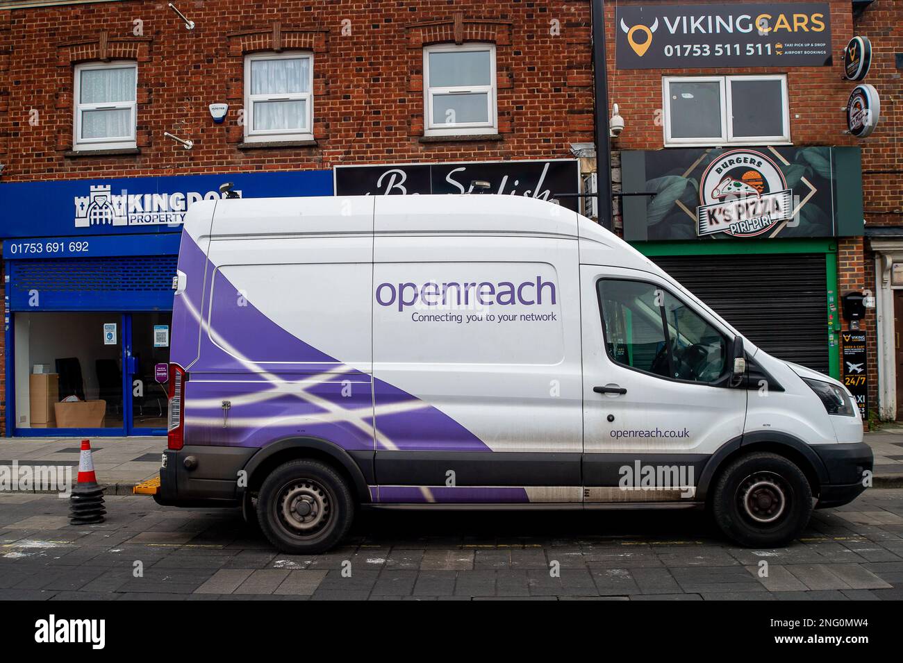 Slough, Berkshire, Regno Unito. 17th febbraio, 2023. Gli ingegneri di BT Openreach lavoravano oggi a Slough per installare il cablaggio al di fuori di Slough High Street. Lo scorso luglio gli ingegneri di BT OpenReach sono andati in sciopero sulla retribuzione. A seguito dei negoziati condotti attraverso la CWU, BT ha concordato un accordo salariale con i propri lavoratori e gli scioperi sono stati decisi. Credito: Maureen McLean/Alamy Foto Stock