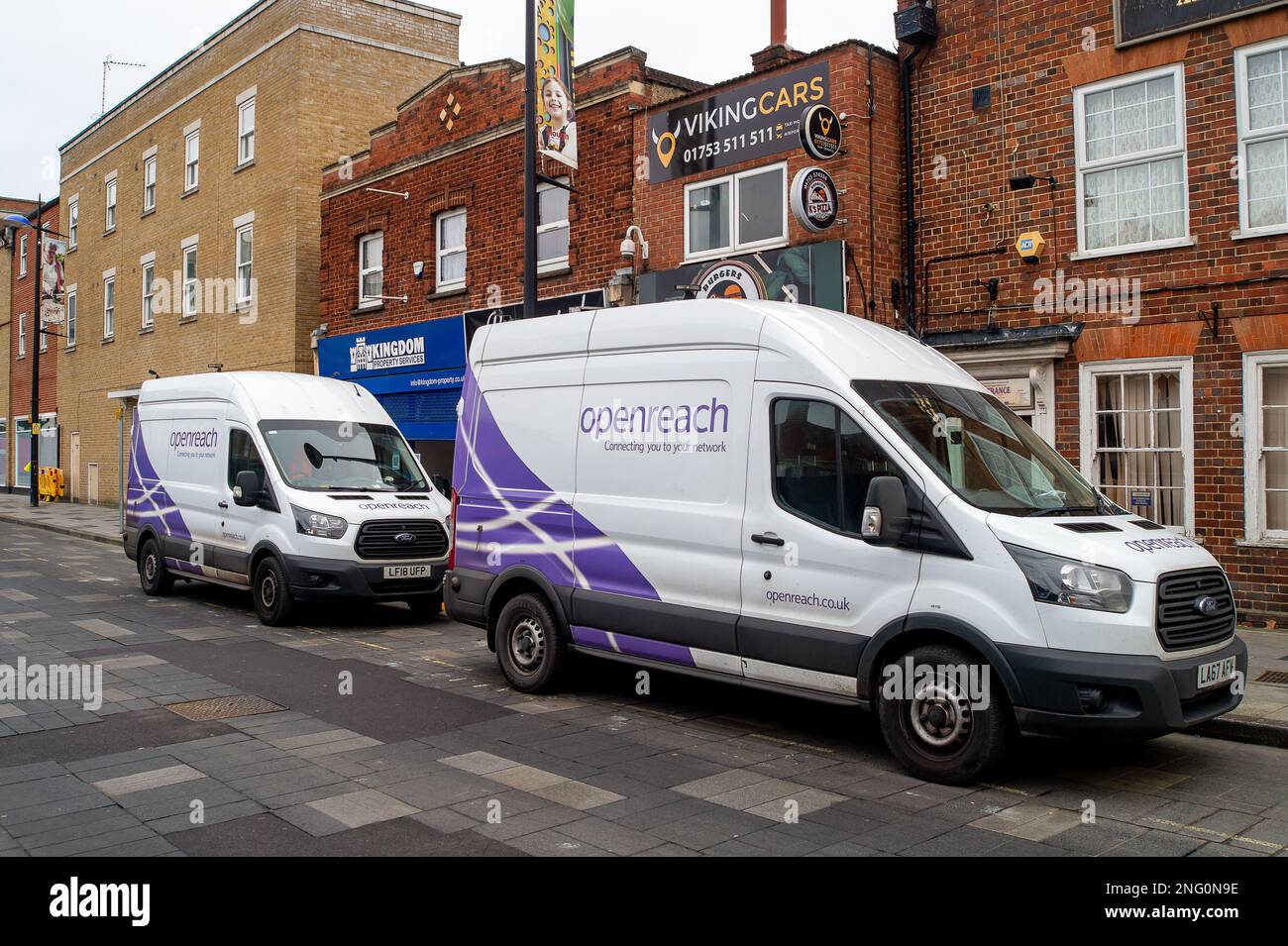 Slough, Berkshire, Regno Unito. 17th febbraio, 2023. Gli ingegneri di BT Openreach lavoravano oggi a Slough per installare il cablaggio al di fuori di Slough High Street. Lo scorso luglio gli ingegneri di BT OpenReach sono andati in sciopero sulla retribuzione. A seguito dei negoziati condotti attraverso la CWU, BT ha concordato un accordo salariale con i propri lavoratori e gli scioperi sono stati decisi. Credito: Maureen McLean/Alamy Foto Stock