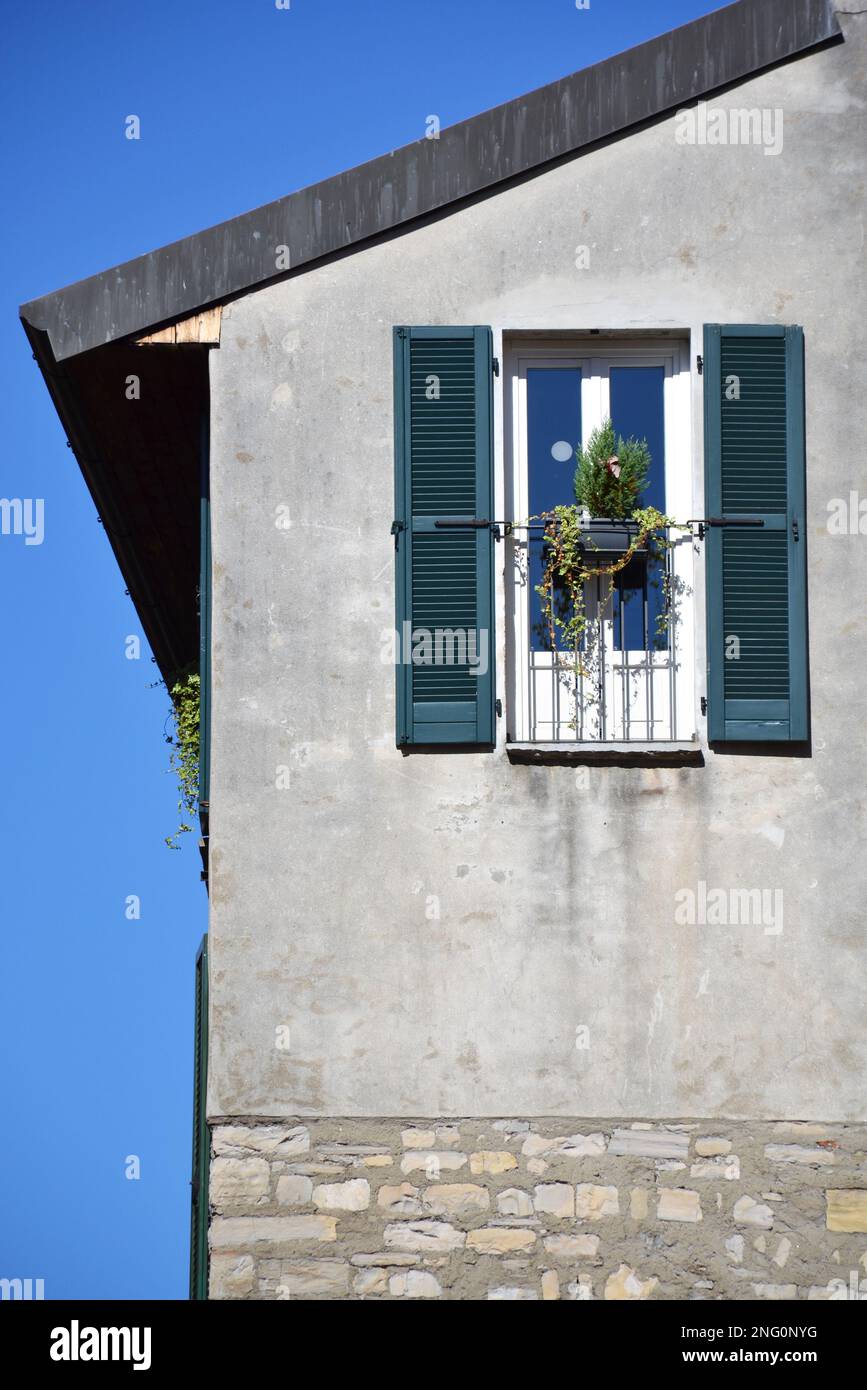 Finestra italiana in una vecchia casa in pietra Foto Stock