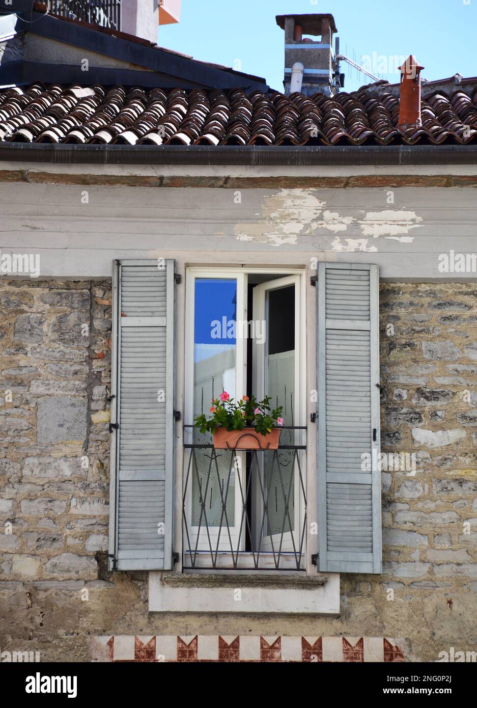Finestra italiana in una vecchia casa in pietra Foto Stock