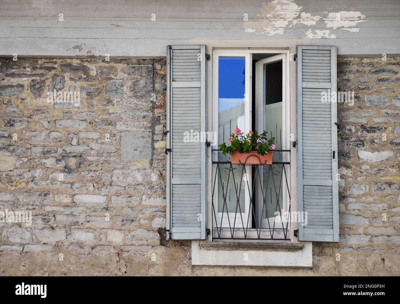 Finestra italiana in una vecchia casa in pietra Foto Stock