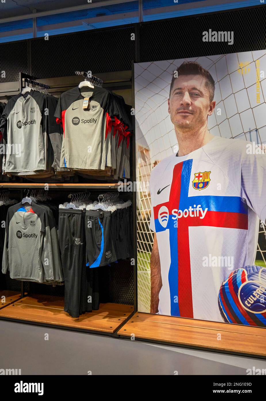 Nel negozio ufficiale del FC Barcelona all'arena Camp Nou Foto Stock