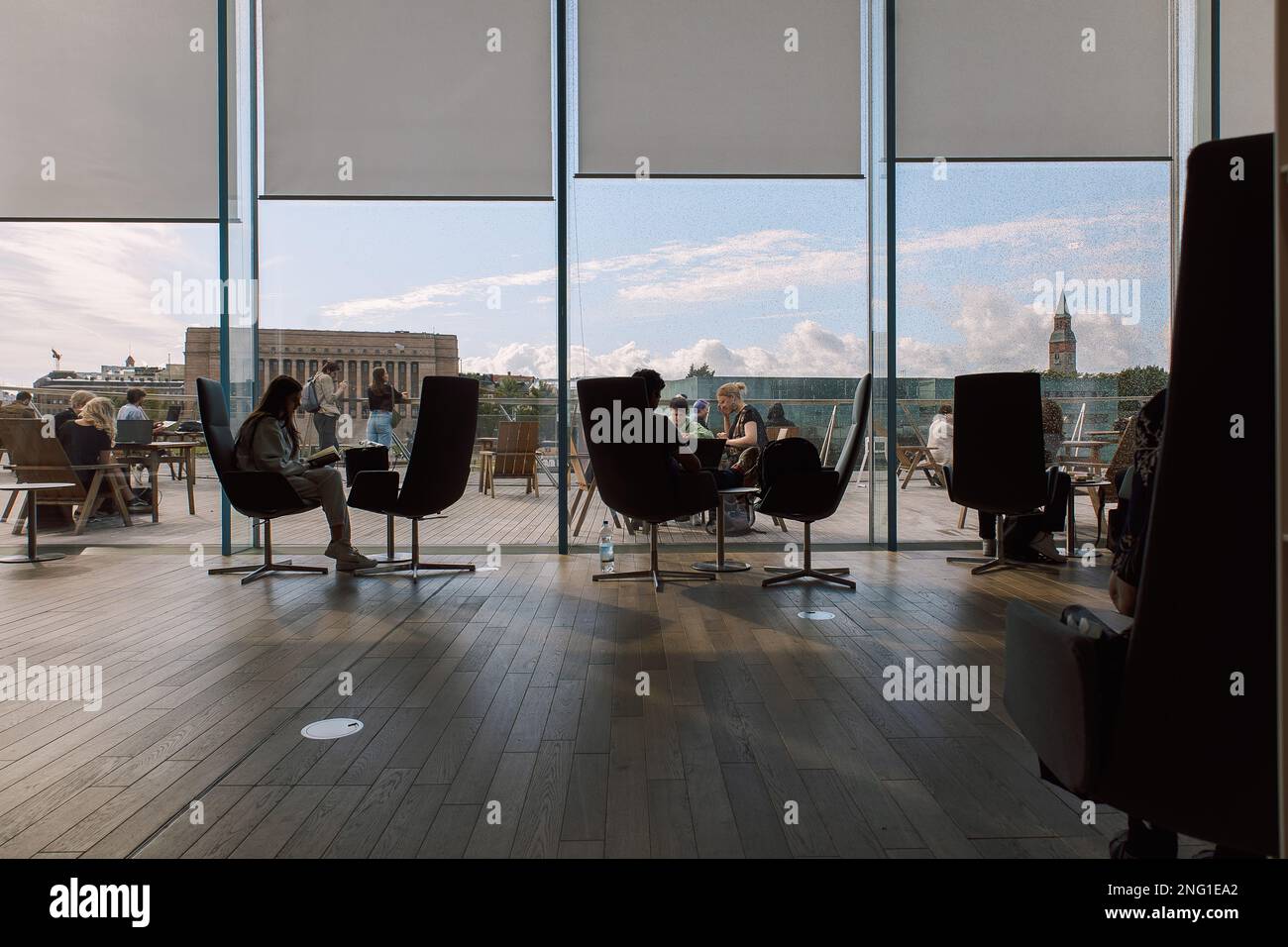 Helsinki, Finlandia - 22 agosto 2022: Biblioteca centrale di Helsinki Oodi. Luogo d'incontro con una gamma di servizi dal design moderno nel centro della città. Interno dell'edificio con finestre di vetro Foto Stock