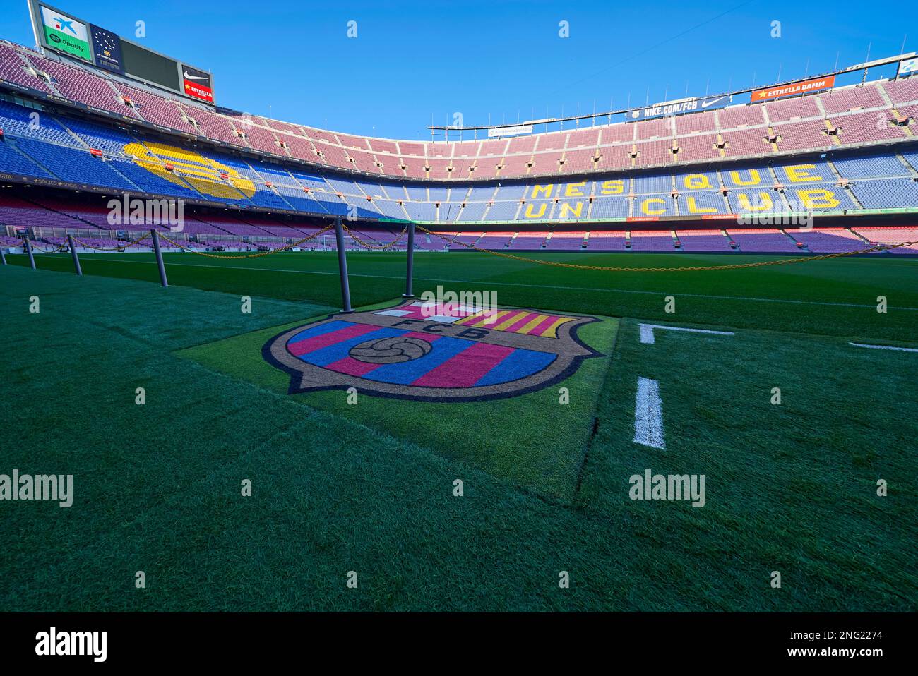 Vista sul campo da gioco dell'arena Camp Nou, il parco giochi ufficiale del FC Barcelona Foto Stock
