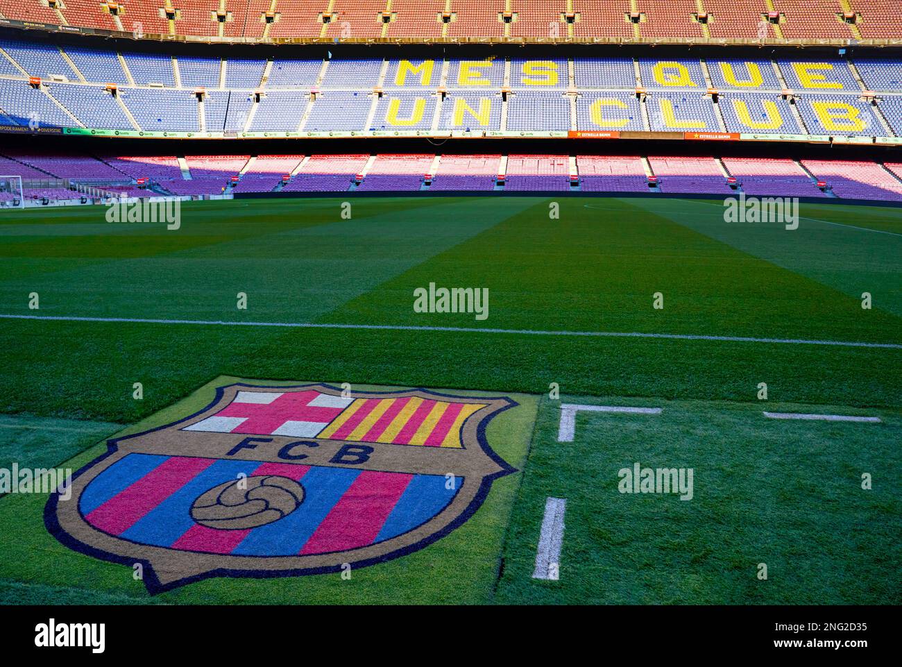 Vista sul campo da gioco dell'arena Camp Nou, il parco giochi ufficiale del FC Barcelona Foto Stock