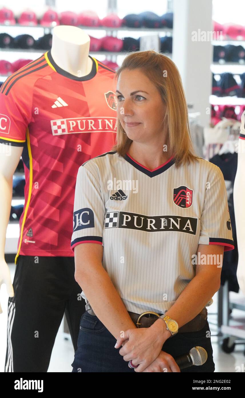 St Louis, Stati Uniti. 17th Feb, 2023. Carolyn Kindle, Presidente e CEO di St. Louis CITY SC, il club più recente della Major League Soccer, modella la nuova divisa stradale durante una presentazione a St Louis il Venerdì, Febbraio 17, 2023. St Louis City SC giocherà la sua prima partita in casa il 4 marzo 2023. Foto di Bill Greenblatt/UPI Credit: UPI/Alamy Live News Foto Stock