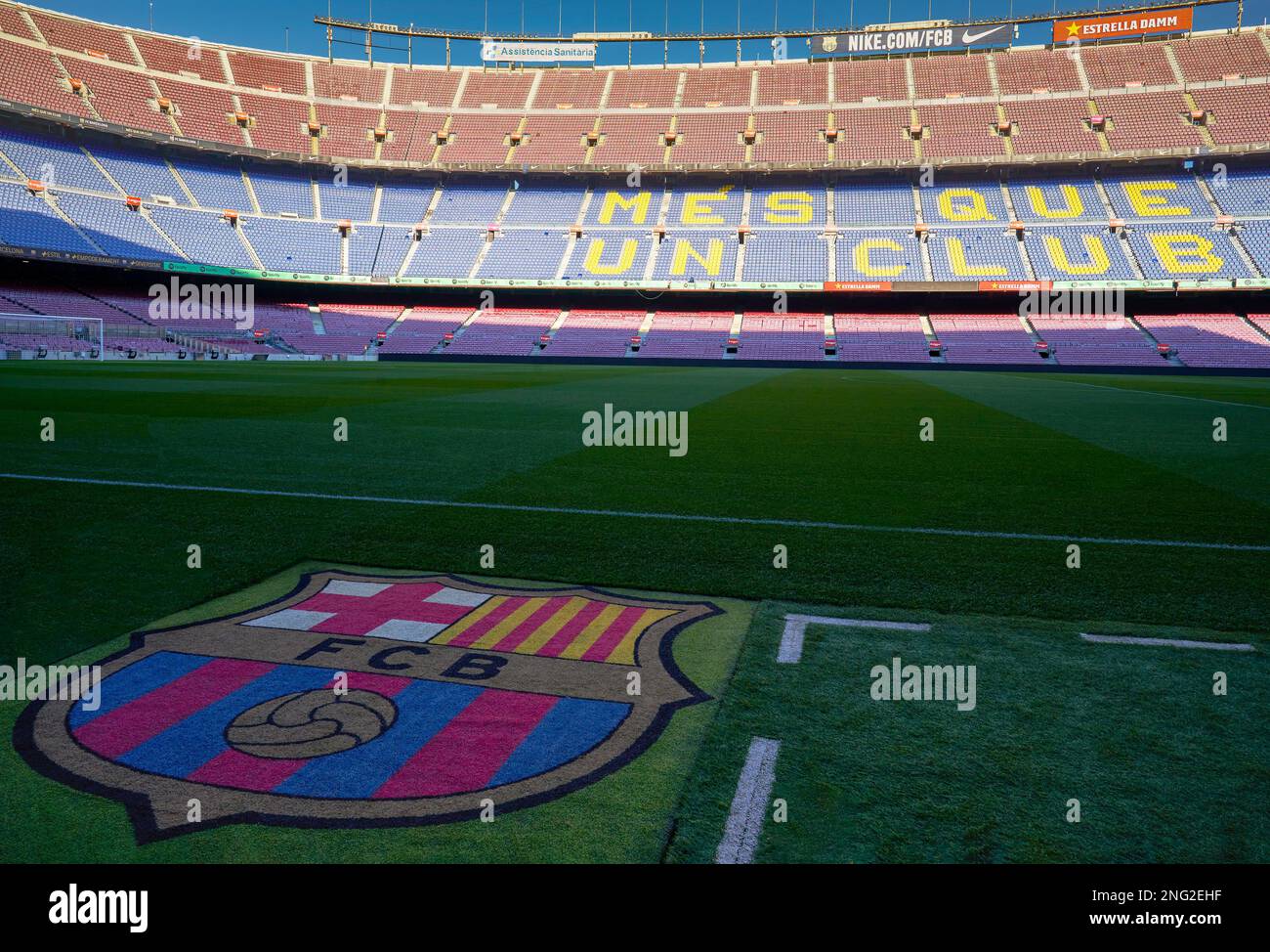 Vista sul campo da gioco dell'arena Camp Nou, il parco giochi ufficiale del FC Barcelona Foto Stock