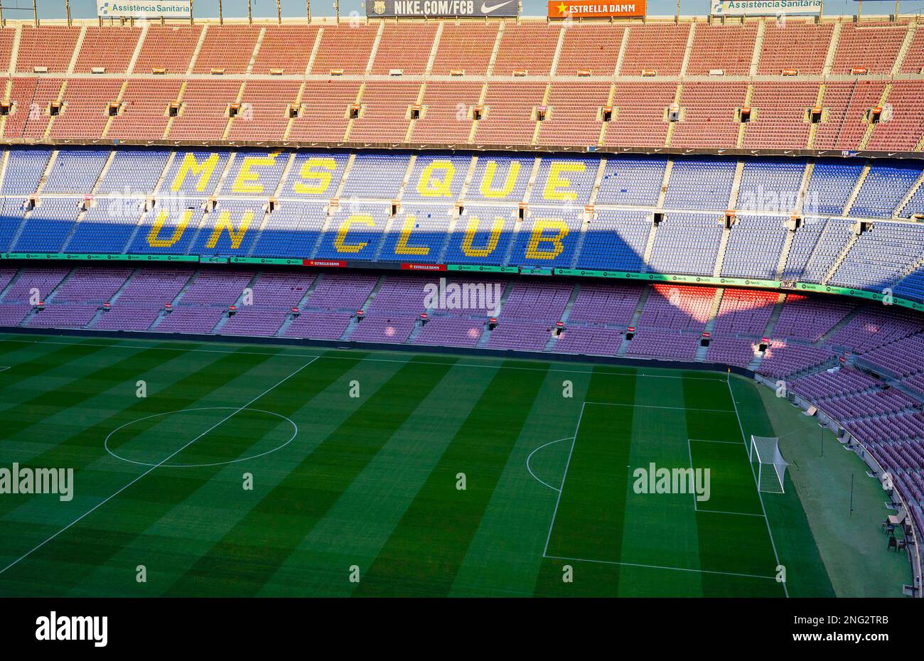 Vista sul campo da gioco dell'arena Camp Nou, il parco giochi ufficiale del FC Barcelona Foto Stock