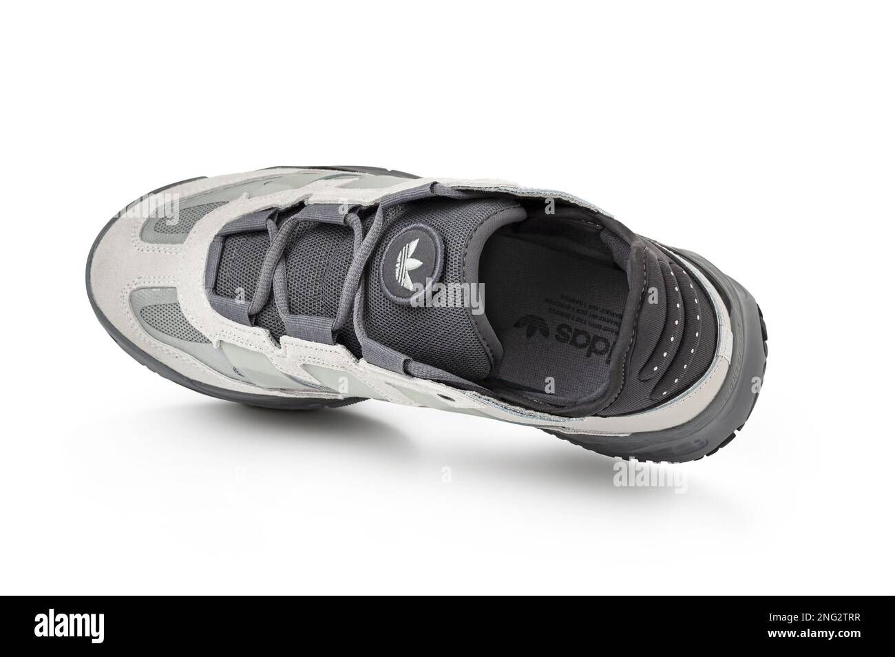 CHISINAU, MOLDOVA - 12 FEBBRAIO 2023: Sneakers Adidas Niteball. Sneaker futuristiche in volo isolate su sfondo bianco. Con PA di ritaglio Foto Stock