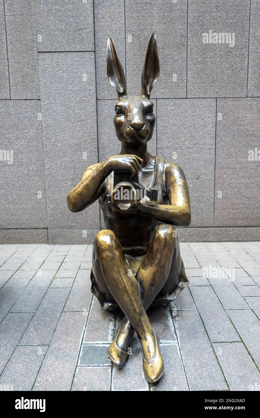 Paparazzi Dogman e Paparazzi Rabbitgirl sculture in Times Square, 2023, NYC, USA Foto Stock