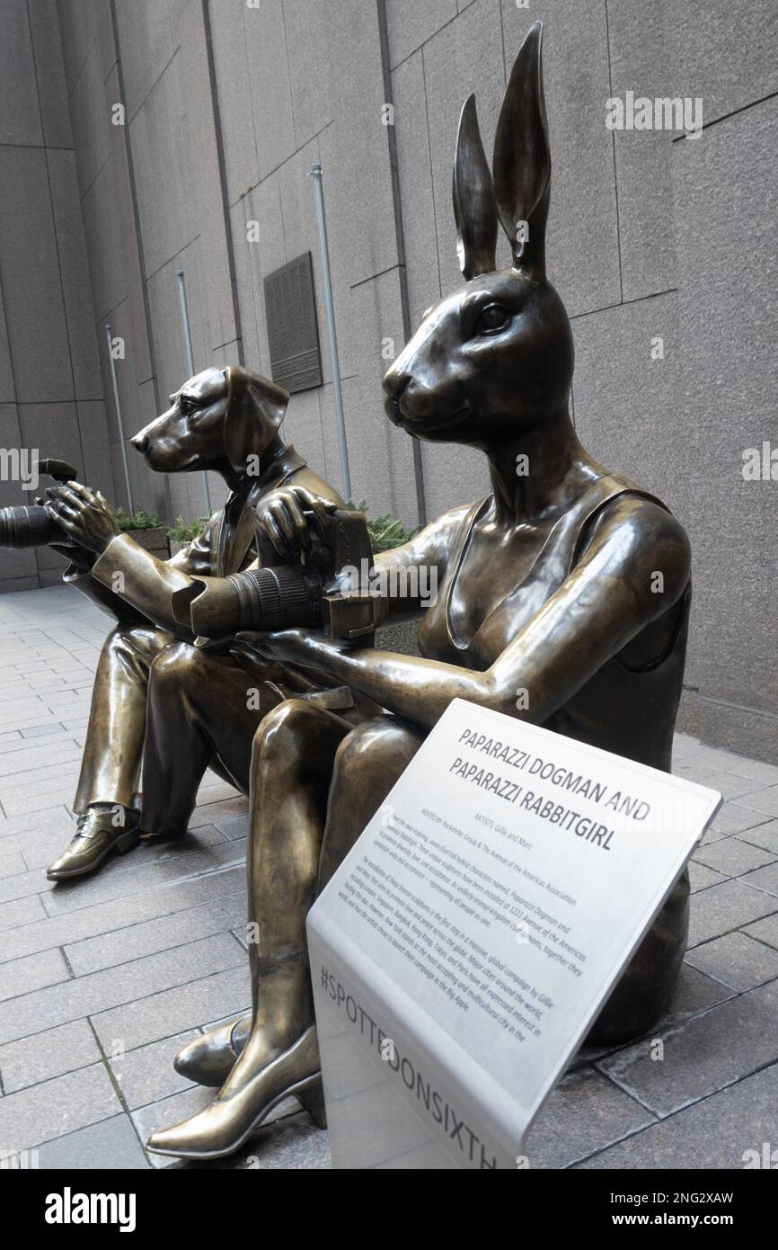 Paparazzi Dogman e Paparazzi Rabbitgirl sculture in Times Square, 2023, NYC, USA Foto Stock