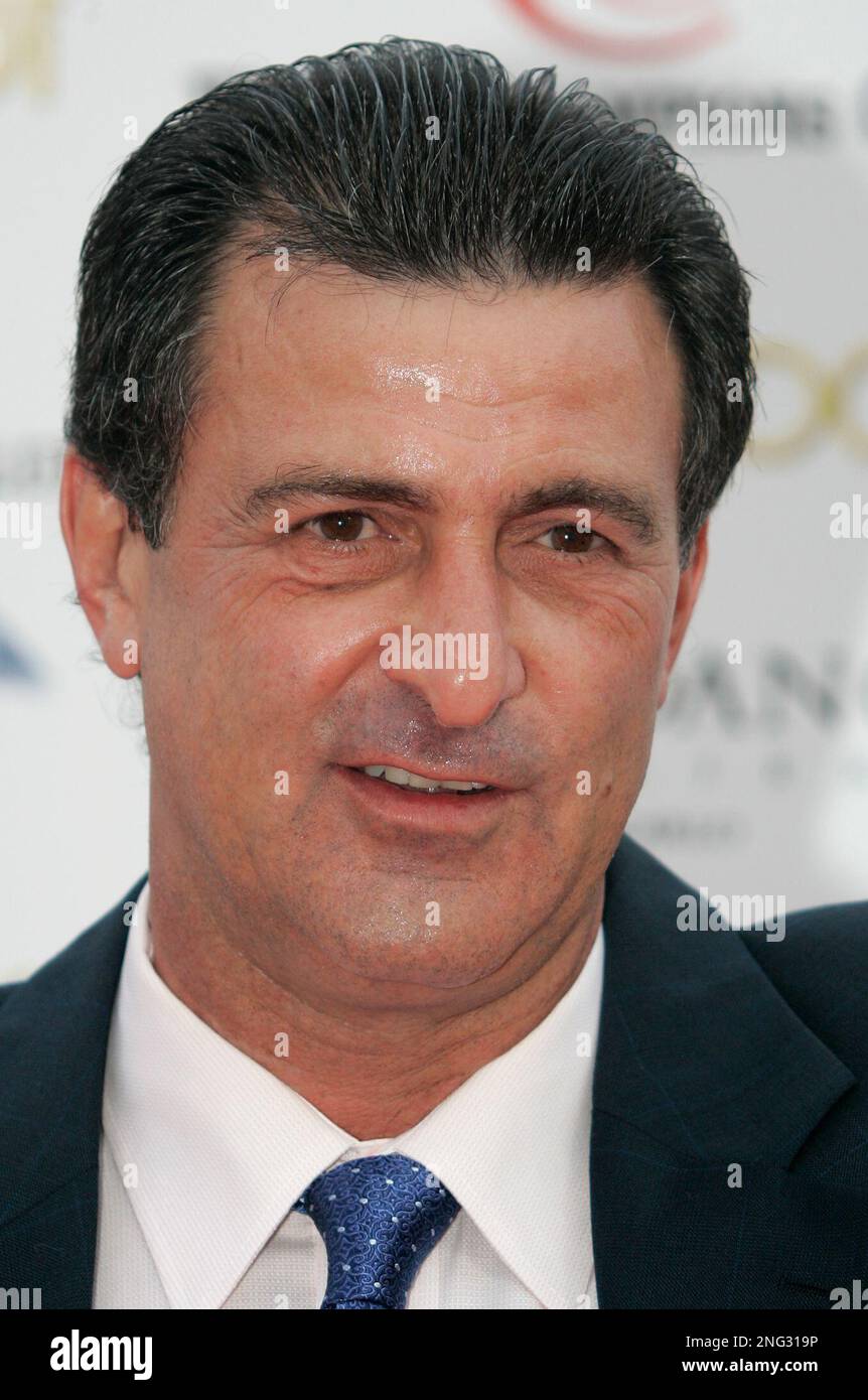 Argentina's soccer player Mario Alberto Kempes is a awarded a Golden Foot 2007 award for his footballing career, as he prints his foot in cement at 'The Champions Promenade', in Monaco, Monday, Sept. 3, 2007. The peculiarity of this award is that the winner leaves a permanent mould of his footprints on "The Champions Promenade", which dedicated to the greatest players in the history of football. (AP Photo / Lionel Cironneau) Foto Stock