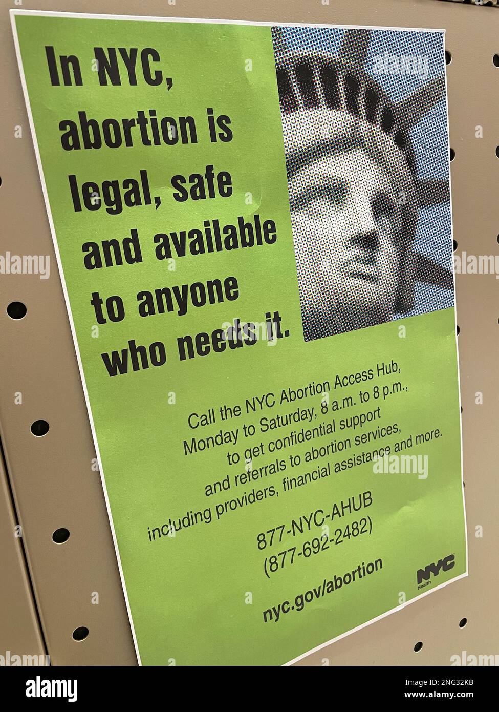 Primo piano di un poster che pubblicizza che a New York City l'aborto è legale, sicuro e disponibile a chiunque lo desideri., 2023, USA. Foto Stock