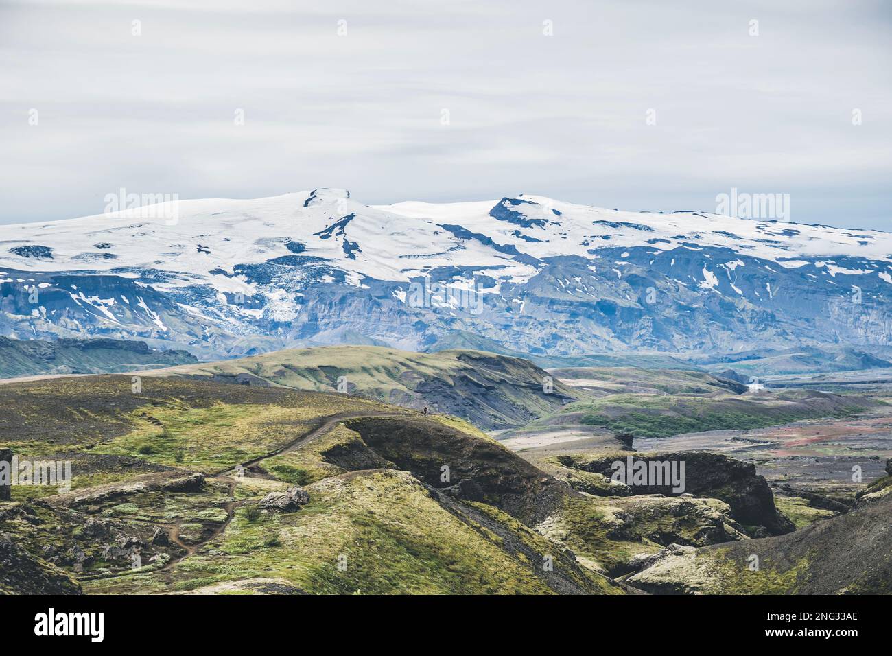 Vista di un incredibile paesaggio in Islanda con il ghiacciaio sul retro. Sentiero escursionistico Laugavegur Foto Stock