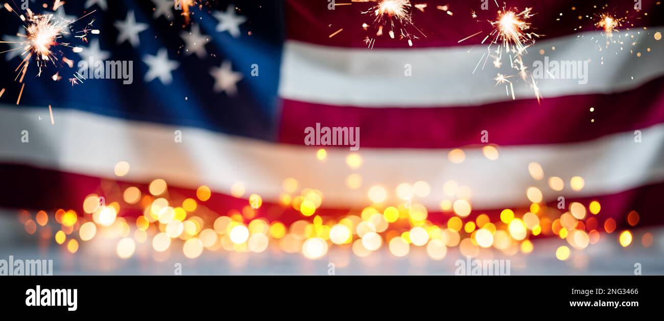 Bandiera americana sfocata con luci bokeh e scintillatori. Quarto di luglio Independence Day sfondo Foto Stock