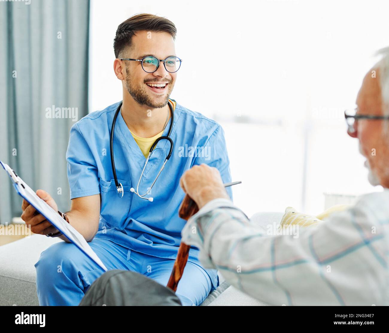 medico infermieristico senior care tablet tecnologia che mostra l'operatore sanitario aiutare la pensione di assistenza casa infermieristica anziano assicurazione uomo Foto Stock