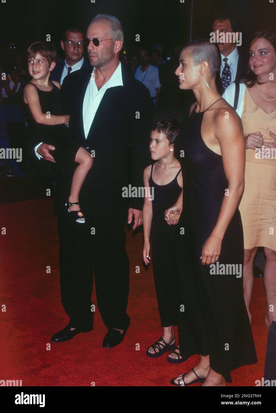 Attori Demi Moore e Bruce Willis con i loro figli, Scout e Rumer, alla prima del film di Moore, 'G.I. Jane' a New York nel giugno del 199 Foto Stock