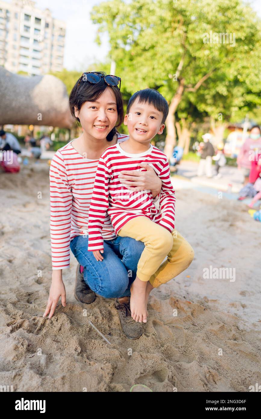 Famiglia felice - madre e figlio giocano in un parco pubblico nel Taipei Daan Park a Taiwan. Foto Stock