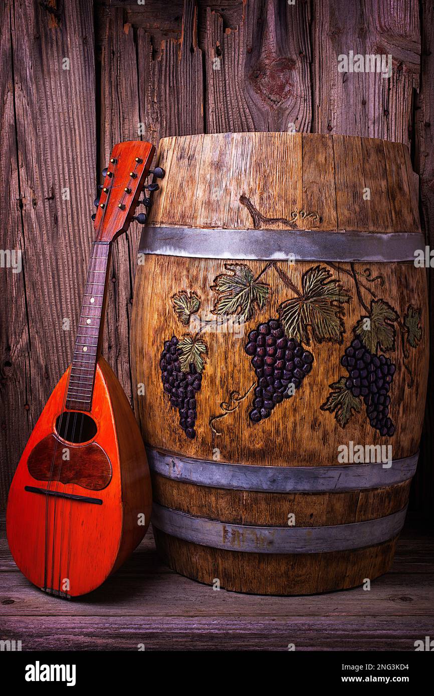 Vino Barrel con Mandolin Foto Stock