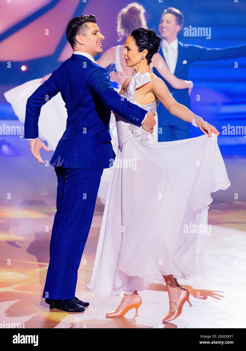 Colonia, Germania. 17th Feb, 2023. Natalia Yegorova, cantante, e Alexandru  Ionel, ballerina professionista, ballano durante lo spettacolo  Get-to-Know-You all'inizio della stagione 16th dello spettacolo di danza  RTL 'Let's Dance' al Coloneum. Credit: