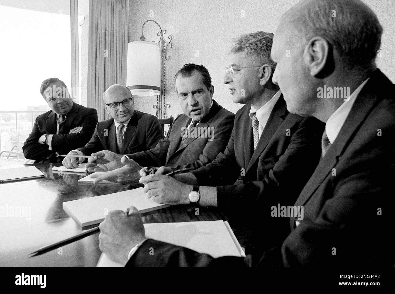 Presidential nominee Richard Nixon poses with a team of economic advisers in San Diego, Calif., Aug. 14, 1968, where Nixon and his staff are outlining their full campaign. From left to right; Dr. Pierre A. Rinfret; Dr. Milton Friedman; Nixon; Dr. Arthur Burns; Dr. Don Perlberg. (AP Photo) Foto Stock