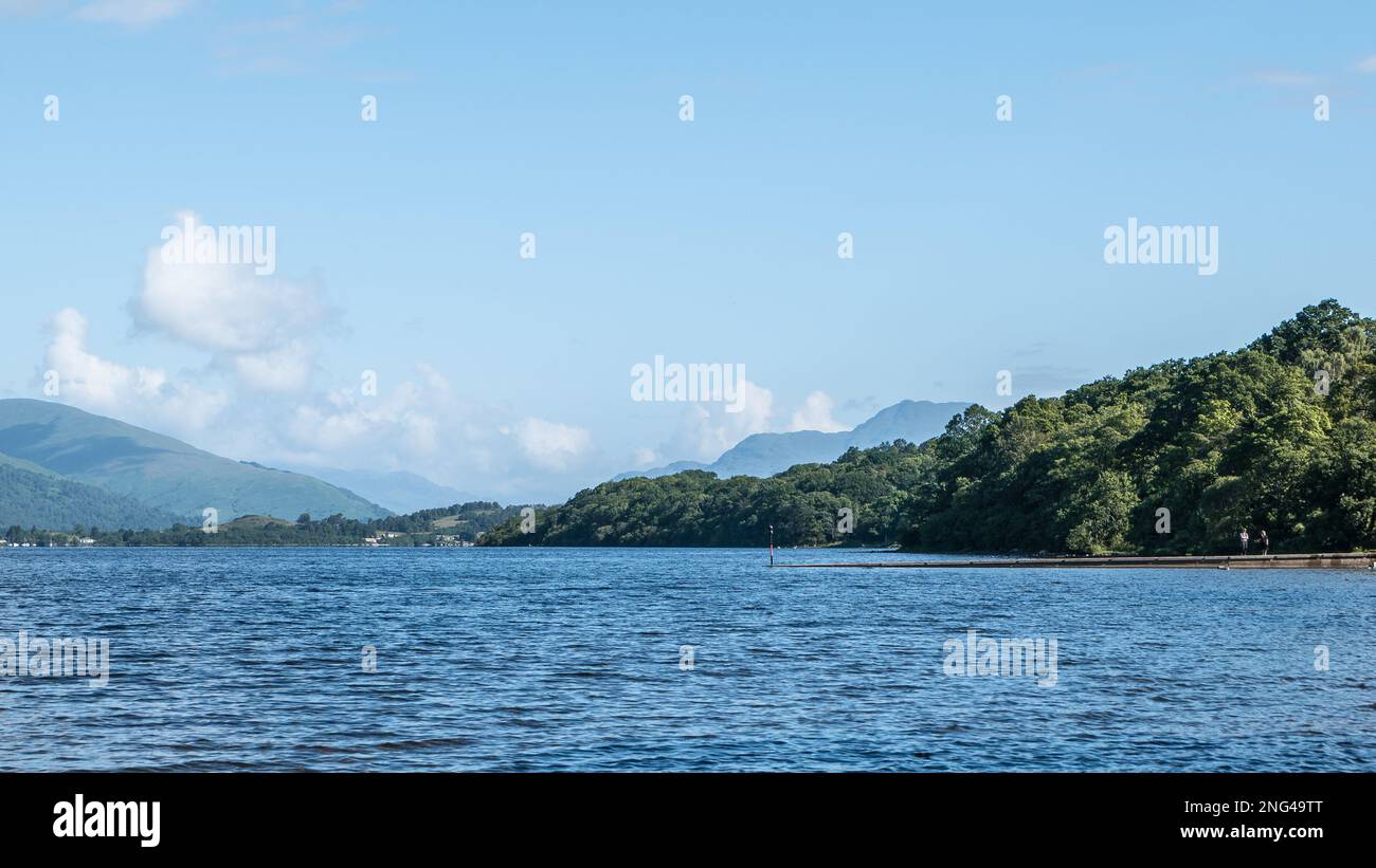 Vista estiva di Loch Lomond e ben Lomond dal sentiero a piedi John Muir Way sulla riva del Balloch Castle Country Park, Balloch, Scozia. Foto Stock