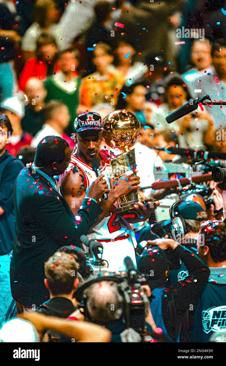 Basket NBA Michael Jordan, Chicago Bulls tiene trofei di campionato con i reporter della NBC Ahmad Rashad e Jim Gray alle finali NBA 1997. Foto Stock