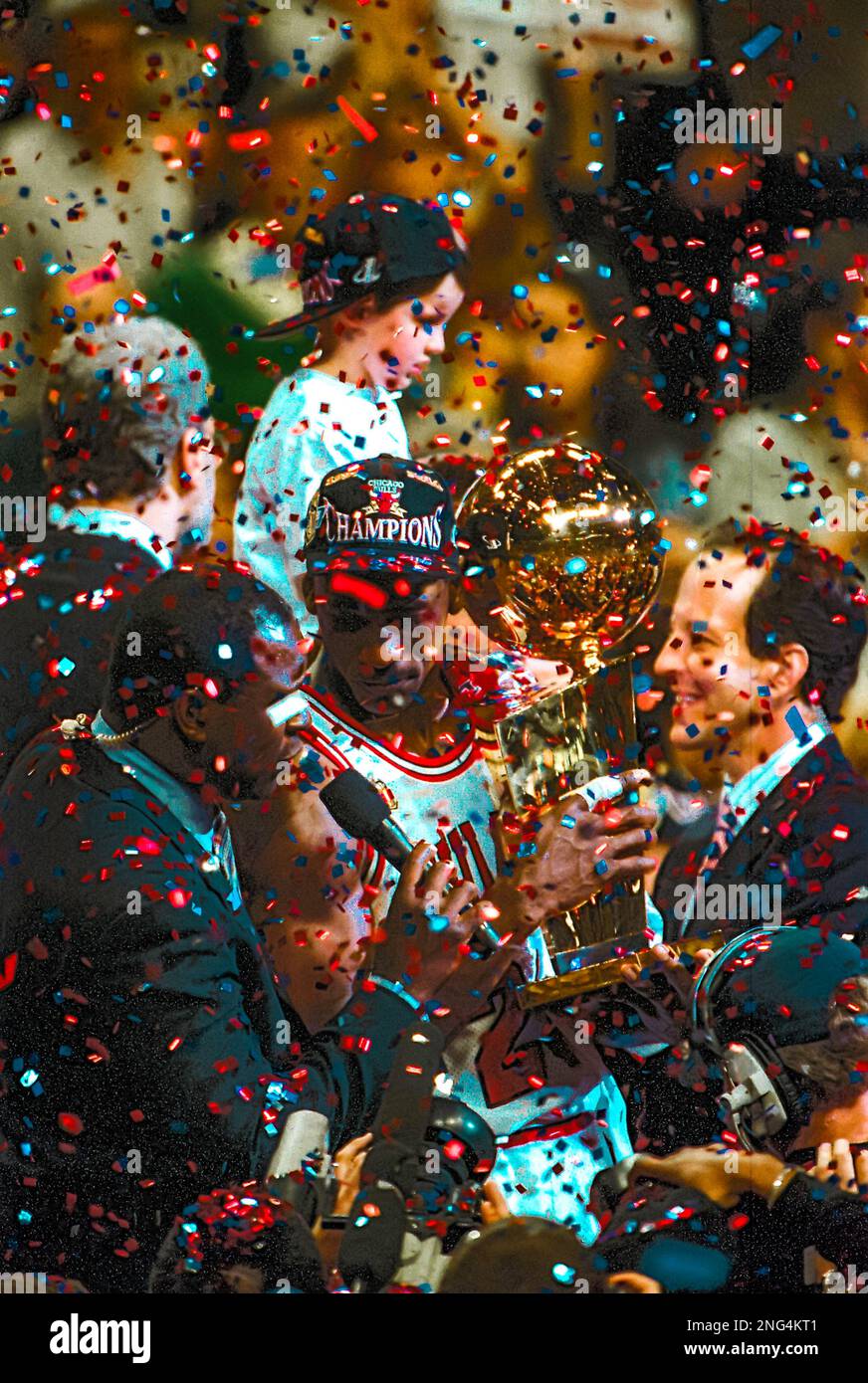 Basket NBA Michael Jordan, Chicago Bulls tiene trofei di campionato con i reporter della NBC Ahmad Rashad e Jim Gray alle finali NBA 1997. Foto Stock