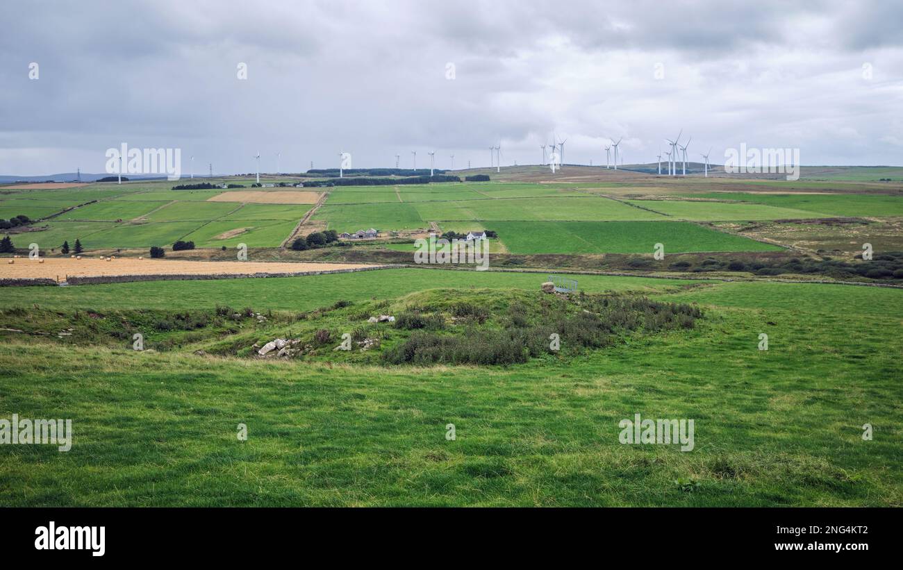 Brimside Tulloch Broch e Stemster Hill Wind Farm Foto Stock