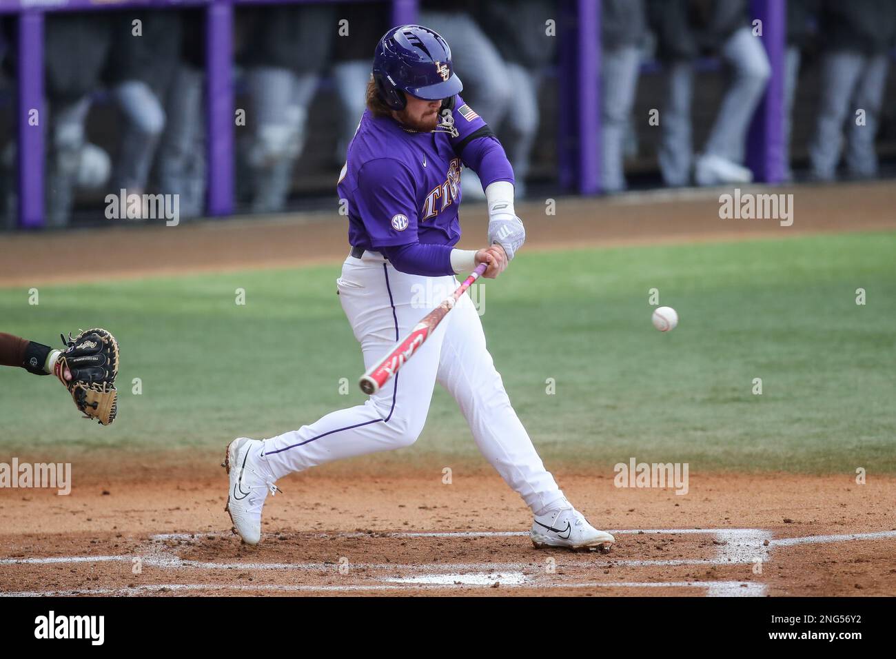 Baton Rouge, LOUISIANA, Stati Uniti. 17th Feb, 2023. Tommy White (47) della LSU ha un successo durante l'azione di baseball NCAA tra i Western Michigan Broncos e i LSU Tigers all'Alex Box Stadium, Skip Bertman Field a Baton Rouge, LOUISIANA. Jonathan Mailhes/CSM/Alamy Live News Foto Stock