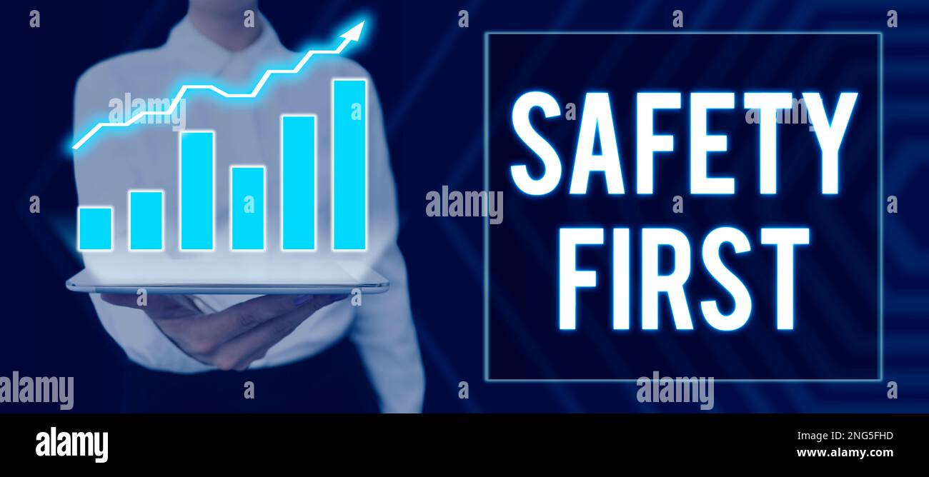 Cartello di testo che mostra prima la sicurezza. Approccio aziendale evitare qualsiasi rischio non necessario vivere in modo sicuro prestare attenzione Foto Stock