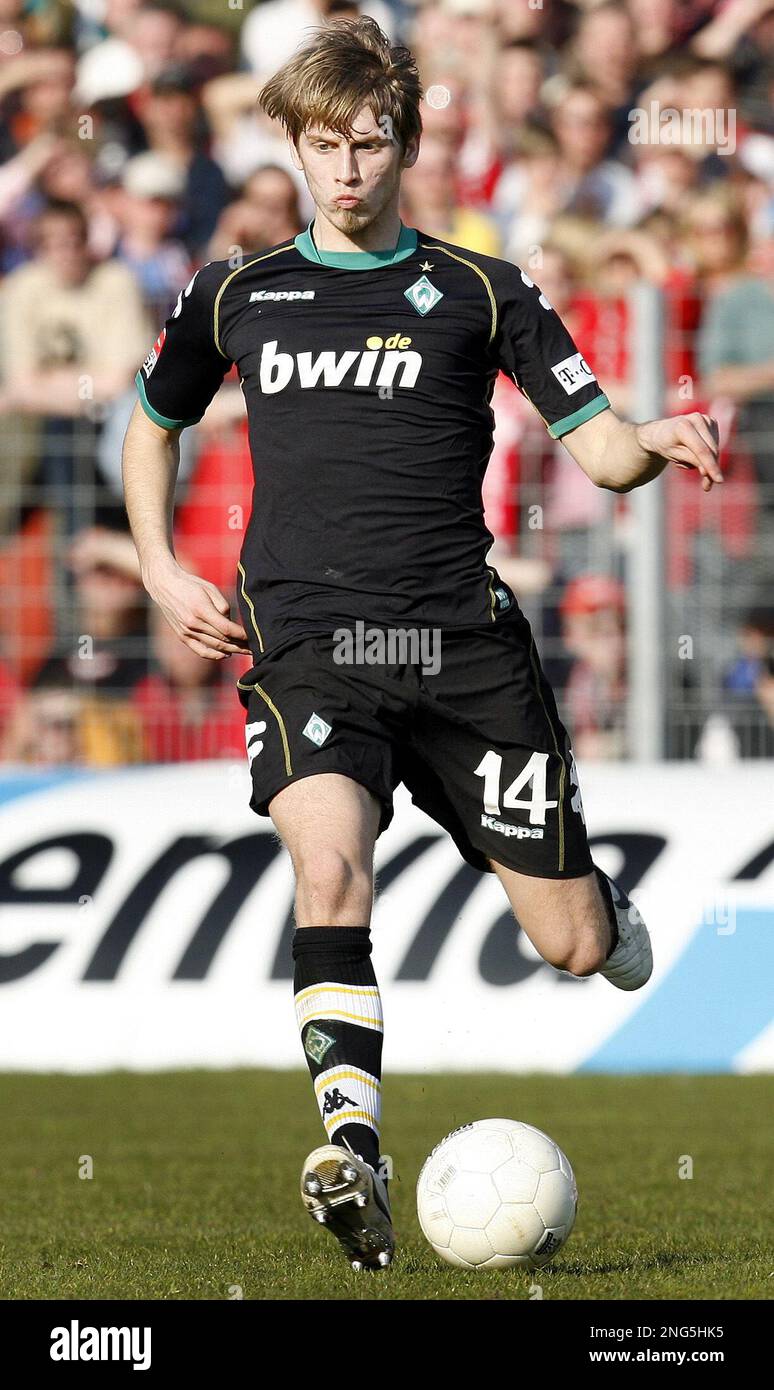 Bremen's Aaron Hunt plays the ball during a German first division soccer match between FC Energie Cottbus and SV Werder Bremen at the Stadion der Freundschaft in Cottbus, eastern Germany, Saturday, March 31, 2007. The match ended in a 0-0 draw. (AP Photo/Michael Sohn) Foto Stock