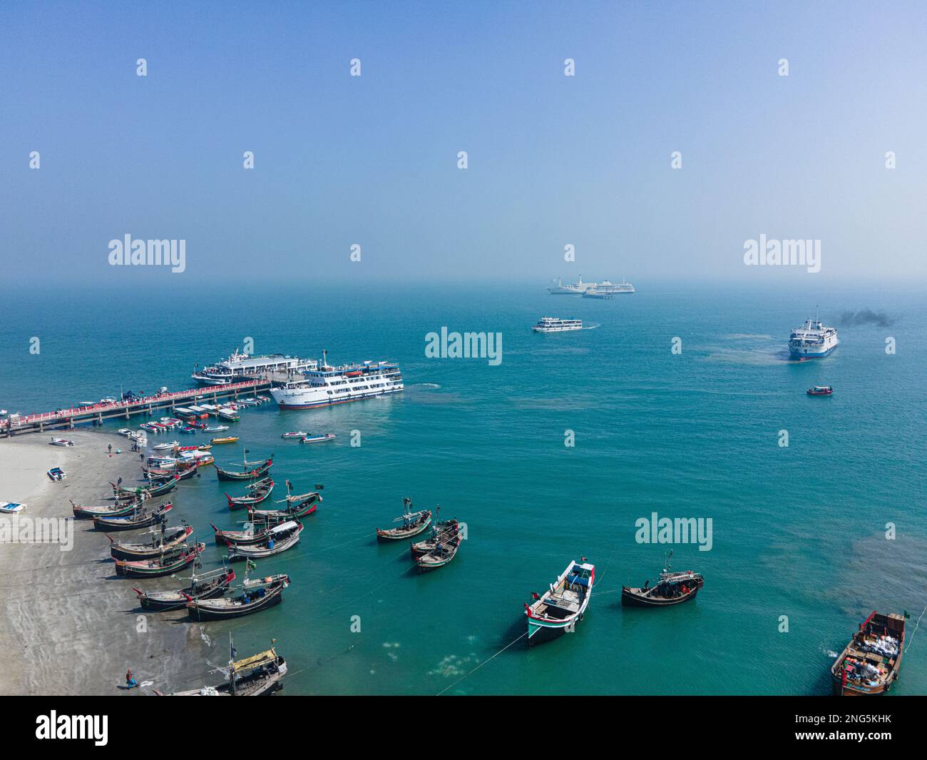 Vista aerea di Saint Martin's Island Bangladesh con Jetty e barche da pesca Foto Stock