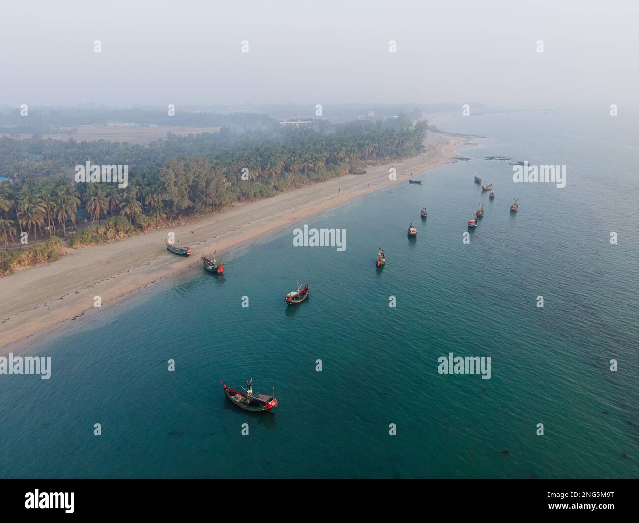 Vista aerea Drone Shot di Saint Martin Island con barche da pesca e tress tropicale su Sea Beach Foto Stock