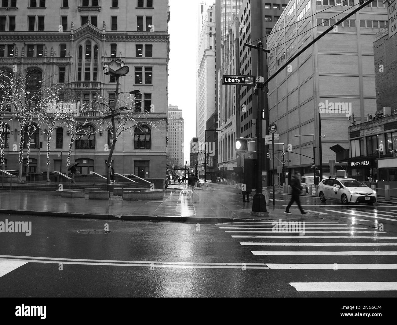 Immagini di strada di New York City sotto la pioggia e in bianco e nero. Immagini casuali che mostrano gli escursionisti sotto la pioggia. Foto Stock