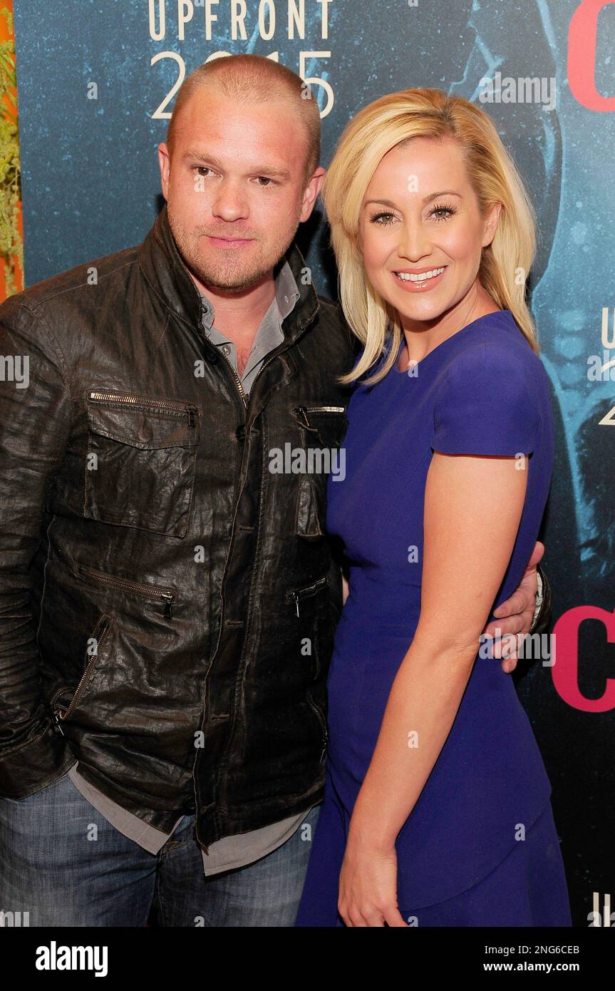 New York, NY, Stati Uniti. 02nd Apr, 2023. (R-L) la star del paese Kellie Pickler (“American Idol”, “Dancing with the Stars”) e il marito Kyle Jacobs partecipano alla CMT 2015 in anticipo il 2 aprile 2015 a New York City. New York. Credit: Raymond Hagans/Media Punch/Alamy Live News Foto Stock